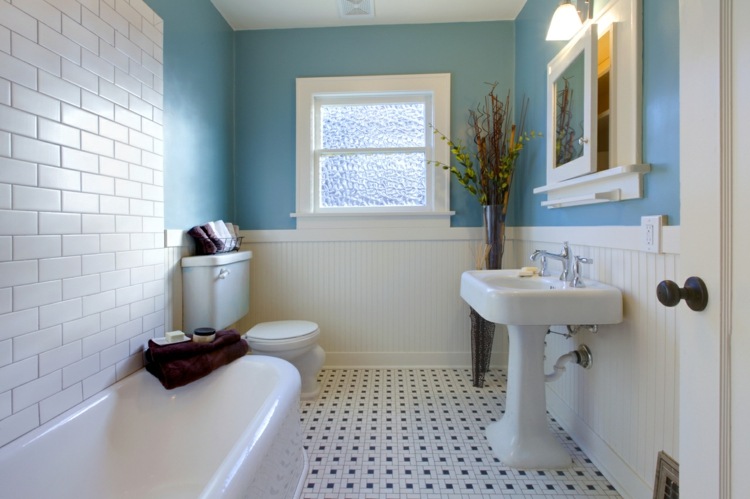 flisedesign-badeværelse-væg-maling-renover-idé-blå-hvide-fliser