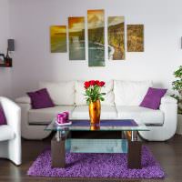 Холна маса върху лилав килим