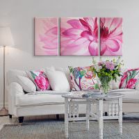 Розово цвете над бял диван