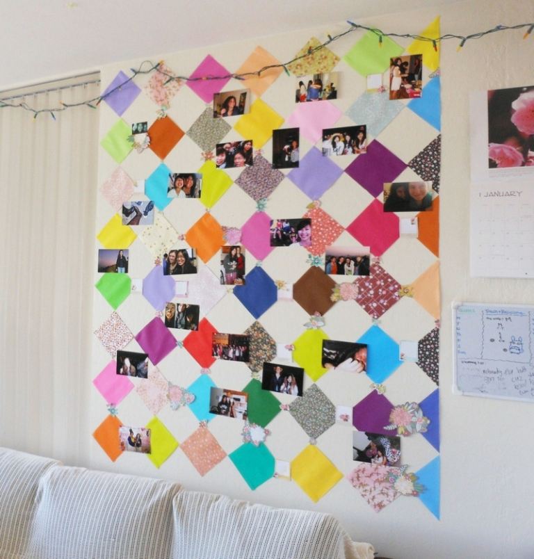 Gør-det-selv-fotokollage-væg-dekoration-idé-farverige-firkanter-papir