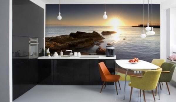 Falikép a konyhában a tengerparti naplemente képével
