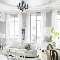 helles Design des Wohnzimmers im französischen Stil Foto