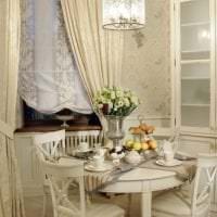 helle Einrichtung der Wohnung im französischen Stil Foto