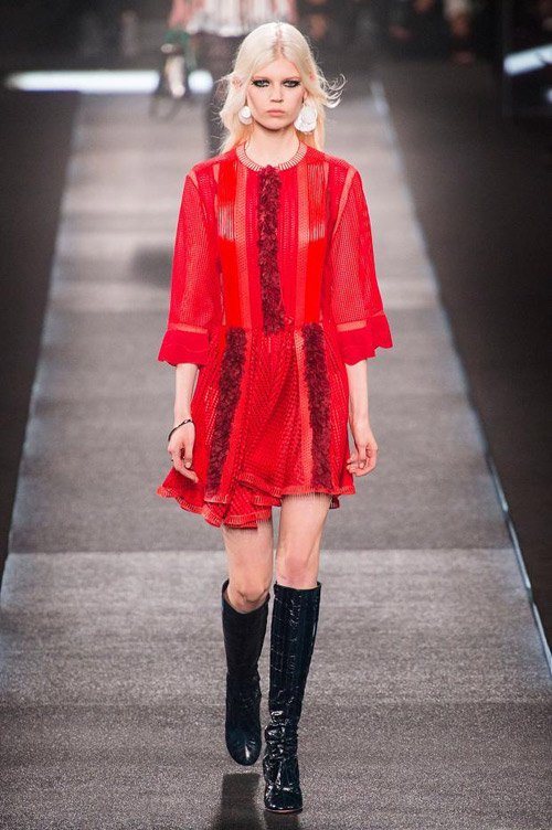 forår-sommer-2015-louis-vuitton-casual-rød-kjole-støvler