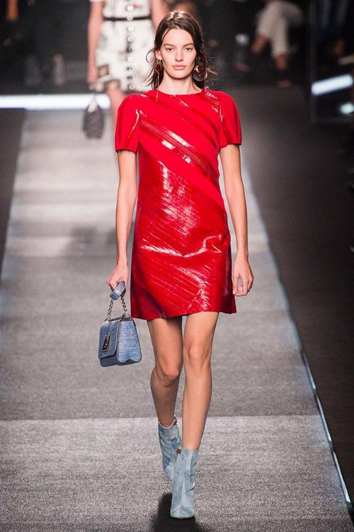 forår-sommer-2015-louis-vuitton-kort-rød-kjole