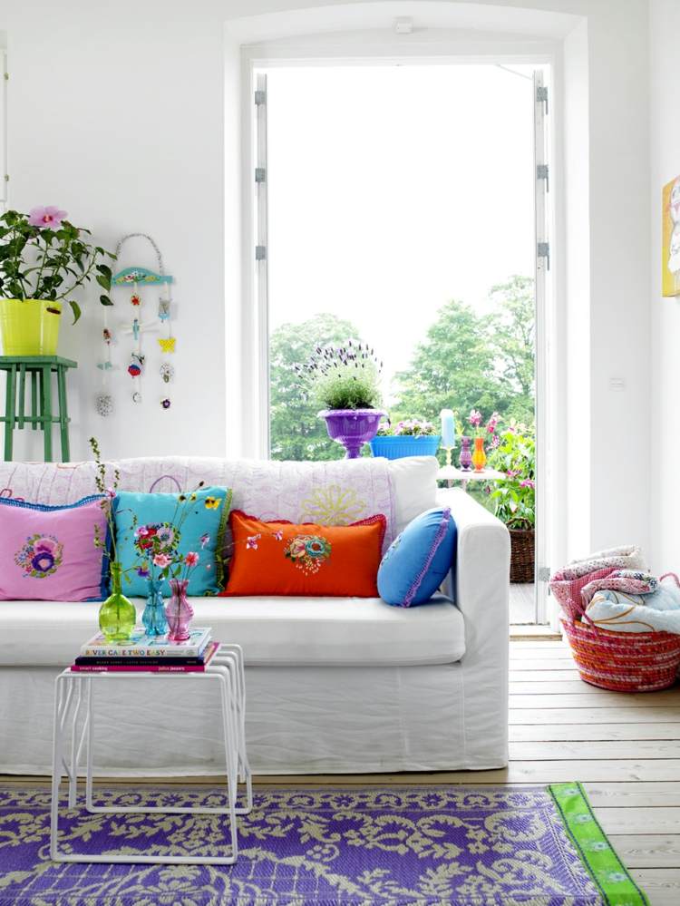 forårs-duft-i-huset-frisk-stue-design-farverige-puder