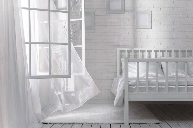 forårs-duft-i-huset-vindue-frisk-luft-hvid-soveværelse-seng