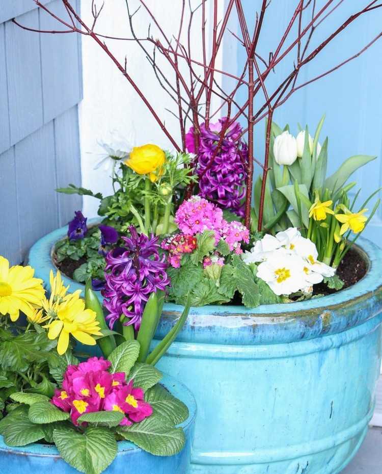 Plant plantemaskinen med forårsblomster