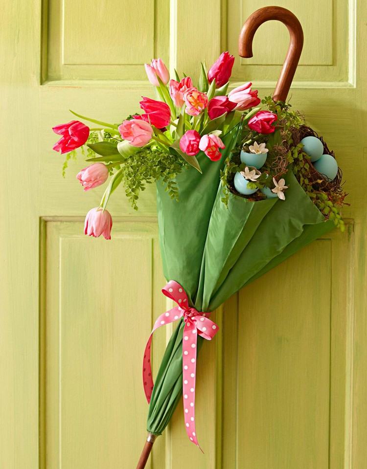 Forårsdekoration til hoveddøren. Paraply dekoreret med tulipaner og påskeæg