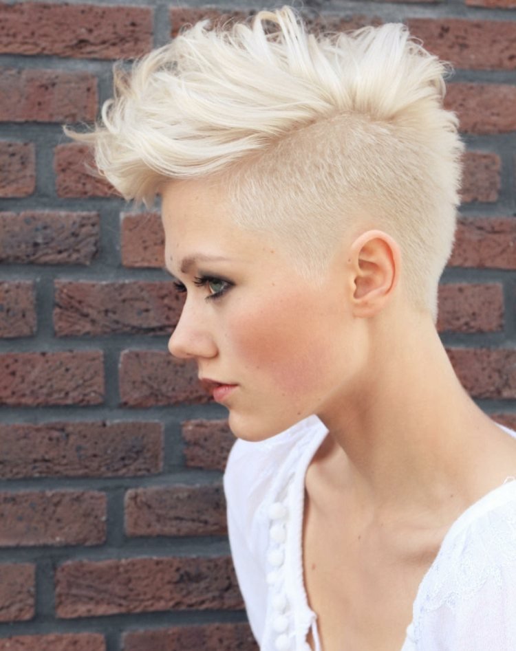 frisurer-til-blond-hår-platin-farve-sidecut-damer