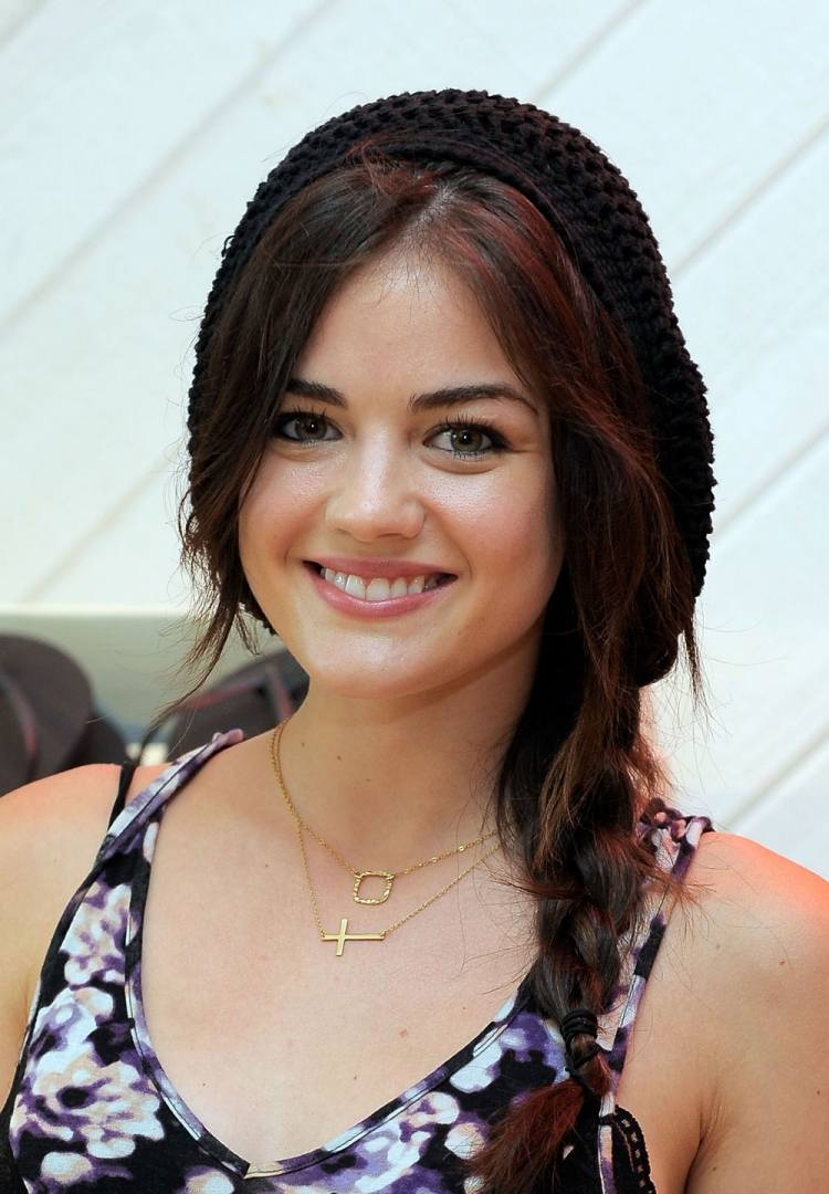 frisurer-hatte-ideer-lucy-hale-fletning