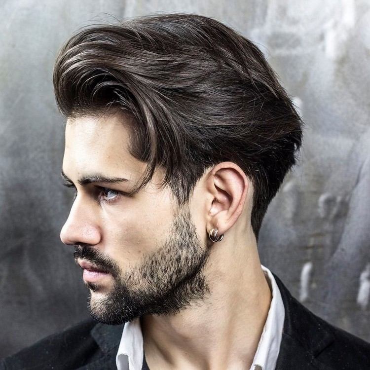 frisure-trends-mænd-mellemlangt-hår-side-afsked-kort-skæg