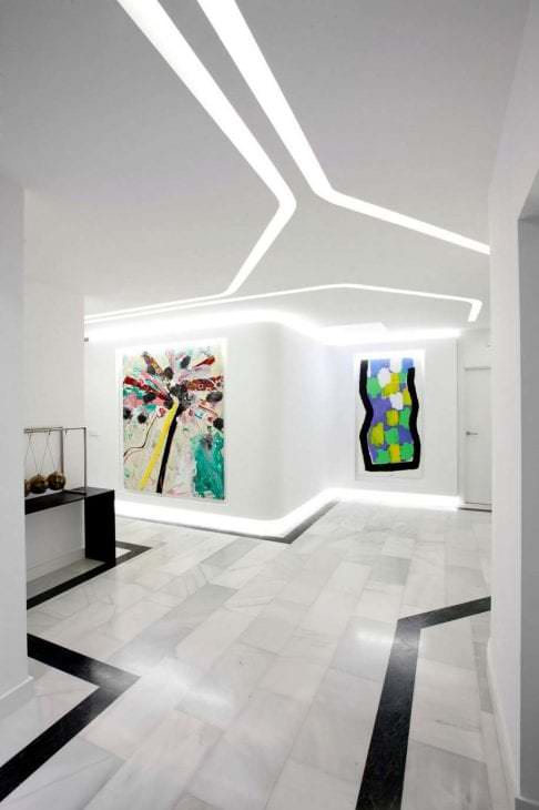 futurismus v interiéru obývacího pokoje v neobvyklé barvě