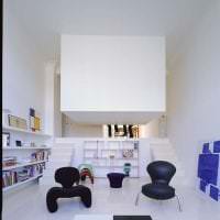 Futurismus in der Gestaltung des Wohnzimmers in einem ungewöhnlichen Farbbild