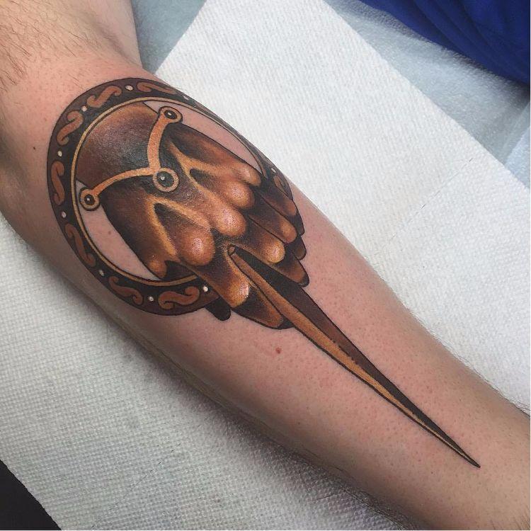 game of thrones tatoveringsdesign seje ideer tatoveringer kultserie kongehåndsarm farvet brunt guld