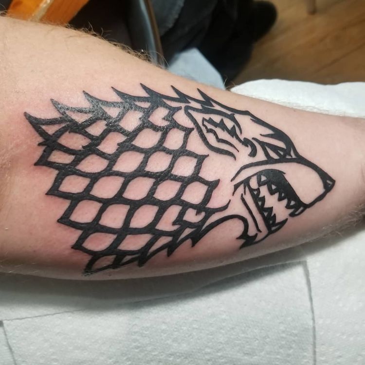game of thrones tatoveringsdesign seje ideer tatoveringer kultserie ulvehovedstjerner skyggeulv underarm