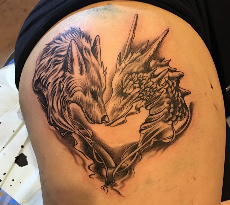 Game of Thrones tatovering ben drage og ulve hjerte form