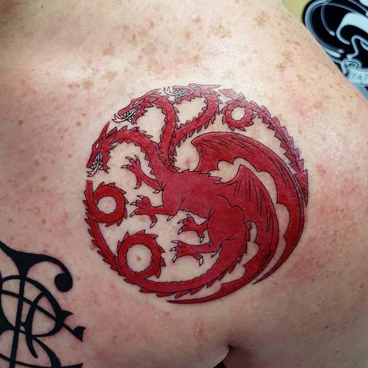 Game of Thrones Tattoo En rød trehovedet drage