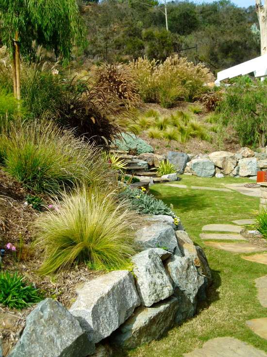 Opret en have på en skråning ideer terrasserende stenbrud sten støttemur væg prydplanter