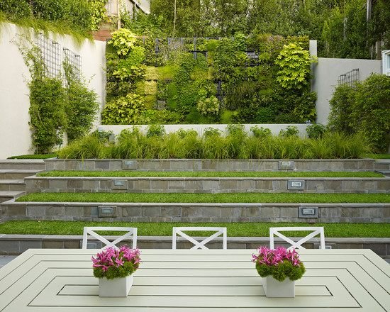 Opret en have på en skråning moderne terrasser trapper lodret grønt