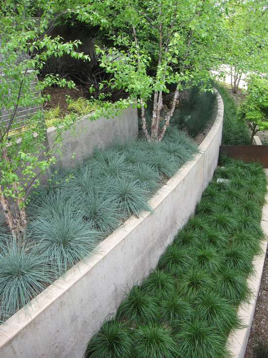 Have på en skråning design moderne ideer betonmure græs