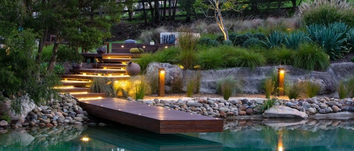 havedesign natur småsten pool dam belysning
