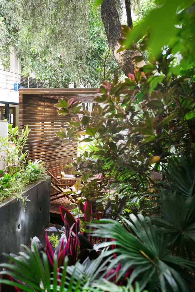 frodige planter eksotisk havepavillon granit træ genbrug
