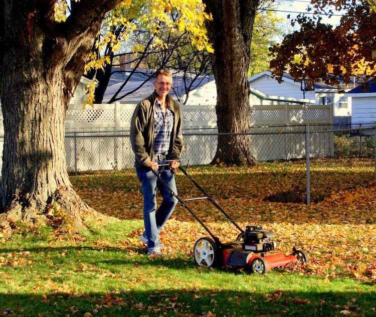 havearbejde-i-efteråret-sidste-klipning-græsplænen-november