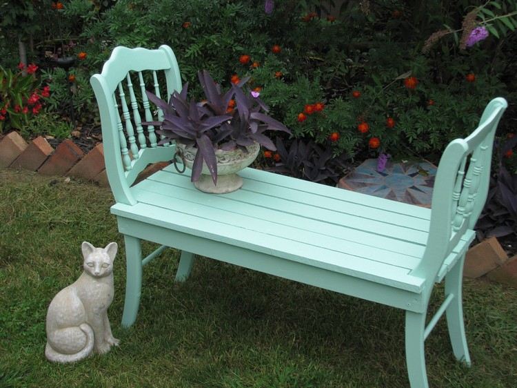 Byg din egen havebænk to-gamle-træ-stole-mynte-grøn-farve