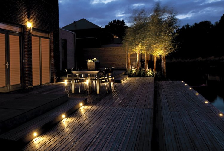 Havebelysning 2016 terrasse-trægulve-forsænket-lys-led-gul-lys