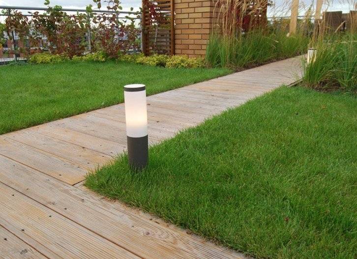 havebelysning-2016-led-have-lys-pullert-lys-mat-glas-træ-planke-gangbro