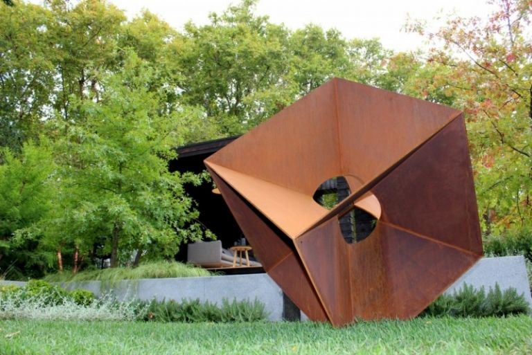 Havedekoration-ideer-moderne-corten stål-figur-futuristisk