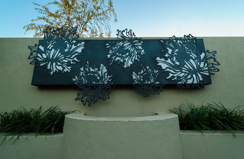 Havedekorationsideer-moderne-beton-væg-metal-paneler
