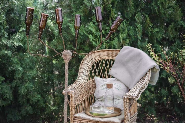 Havedekoration med vinflasker Træ lavet af reb og tråd