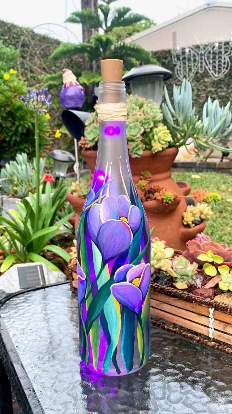 Lav havepynt med vinflasker og mal selv en vase