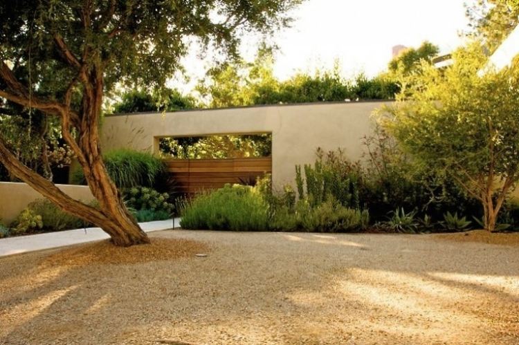 Klippehave-skabe-have-design-grus-grus-moderne-front have-hus-træ-buske