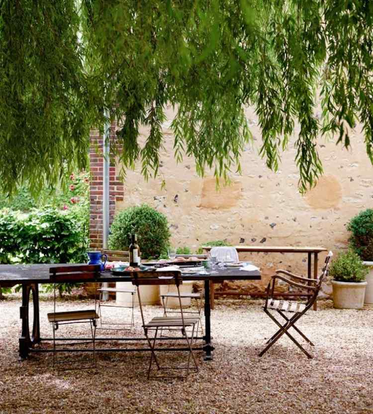 stenhave-skabe-have-design-grus-flis-romantisk-pil-træ-middelhavet
