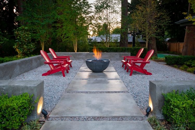 Havedesign med grus -have design-grus-grus-moderne-design-pejs-beton-liggestole-rød