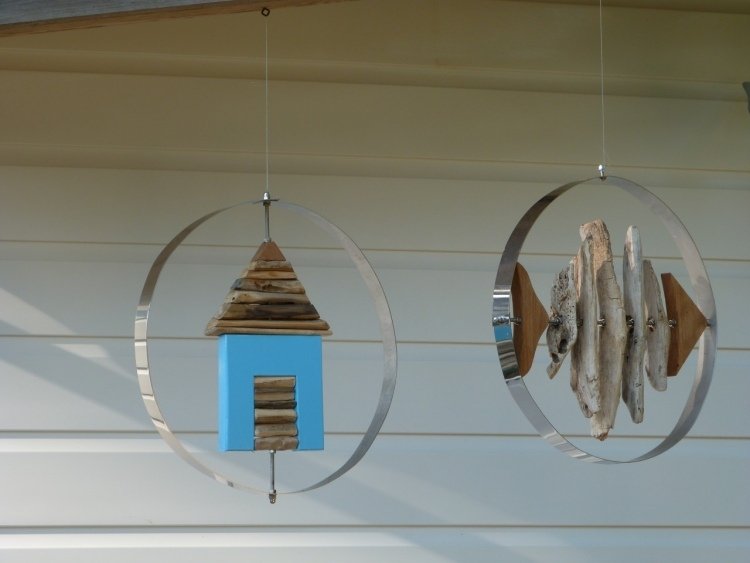 Havekunst lavet af drivved -vindspil-hus-fisk-hæng