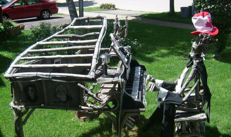 Havekunst fra drivved-klaver-pinde-skulptur-pianist
