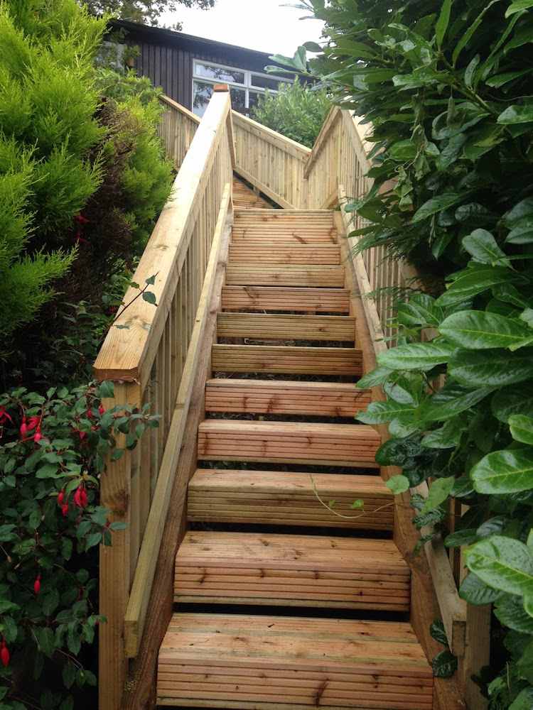 Byg-din-egen-have-trappe-træ-konstruktion-skråning-stejl