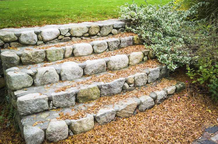 Byg-din-egen-have-trappe-sten-trin-græsplæne-buske