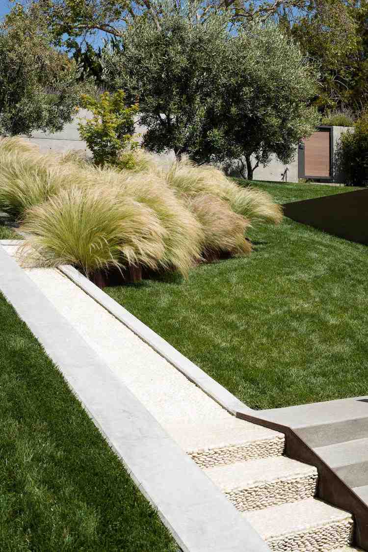 Havetrapper-byg-selv-design-ideer-moderne-beton-pryd-græs-Eulaliagras