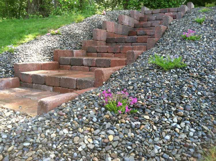 Byg-din-egen-have-trappe-design-tips-mursten-klinker-grus