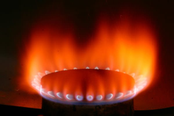 Den røde flammen til en gassovn i hjemmet indikerer frigjøring av forfall av farlige stoffer.