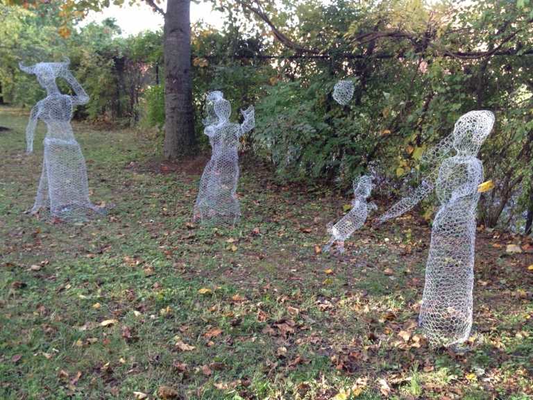 Placer spøgelserne i grupper i haven - Halloween dekorationer til udendørs