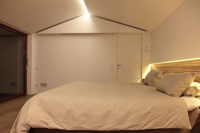 hvidt soveværelse skråt tag belysning effekter hall gulv