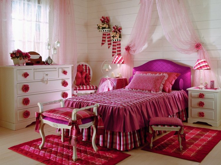 lille-prinsesse-børneværelse-hvide-møbler-pink-polstret seng-sengetæppe-blomstermotiver-baldakin