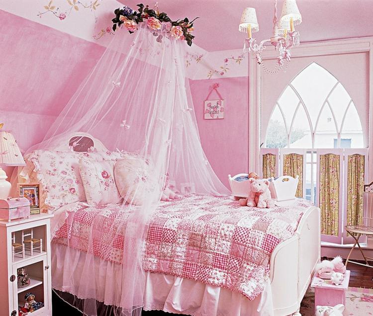 lille prinsesse-planteskole-pink-væg-baldakin-blomster-motiver-pink-patchwork-sengetæppe