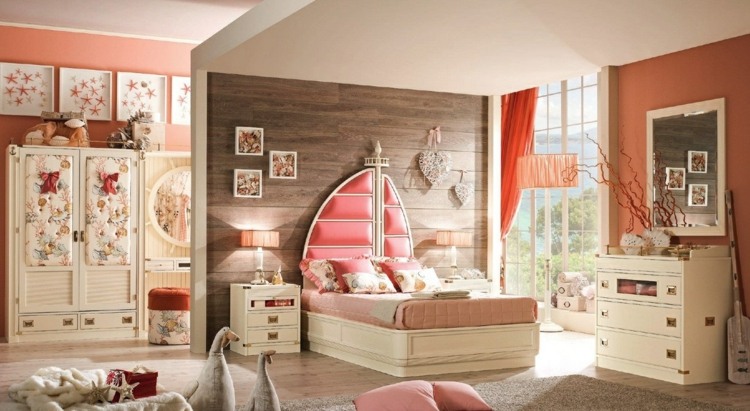 lille-prinsesse-børneværelse-træ-gulv-væg-hvide-møbler-sø-motiver-pink-elementer-loft